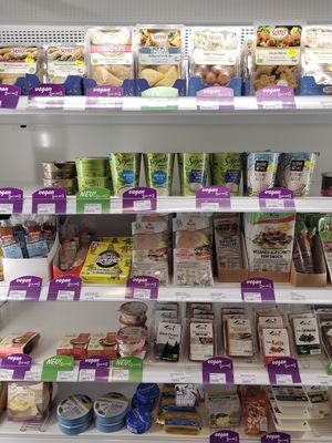 Joghurt, Käse, Wurst, Tofu und Fertiggerichte im Kühlregal at Suzi's Bio Insel in Spaichingen