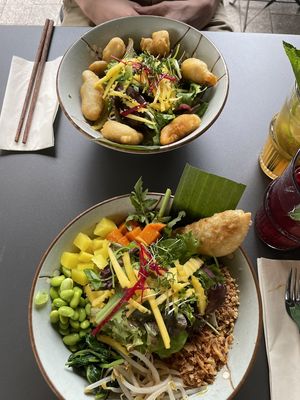 Gerichte von der Mittagskarte (1x Vegane Shrimps, 1x Gemüsebowl mit Veganer Teigtasche)  at Zen Chay in Cologne