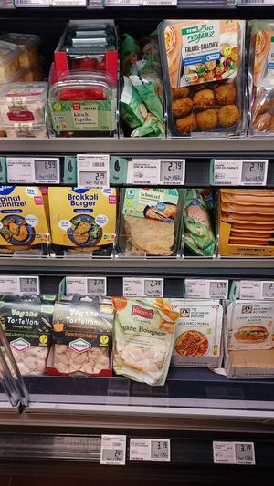 pasta, fleischersatz, gemüsebratlinge, kirschpaprika at REWE Markt Oberbilker Allee in Dusseldorf
