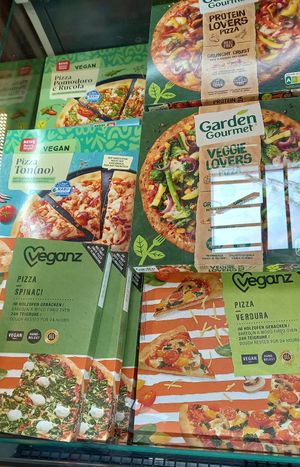 große pizzaauswahl at REWE Markt Oberbilker Allee in Dusseldorf