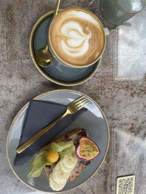 Flat white + Bananenbrot  at Goldherz in Hamburg