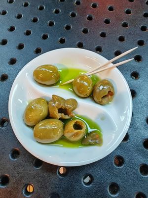 Oliven in Öl als Appetithappen auf Kosten des Hauses. at Wena Restaurant in Swinoujscie