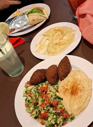 Kibe de vegetales abaixo e shawarma acima at Comida Arabe Elia Esber in El Calafate