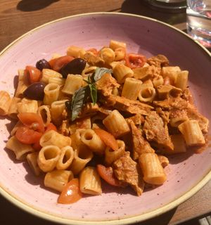 Monatskarte April - MACCHERONCINI SAPORITE CON POLLO VEGANO - Frische Pasta mit Oliven, Kirschtomaten, Pinienkernen und veganem Hähnchen auf Erbsenproteinbasis   at L'Osteria in Offenbach
