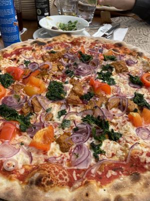 Pizza Forza (veg. Hähnchenbrust, veg. Käse, Spinat, Paprika, Zwiebel, Knobi)  at L'Osteria in Offenbach