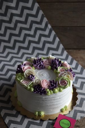 Buttercream flowers decorations at FCH Sweetness Pastry in San Jose