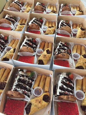 Cajitas con respostería dulce y salada at FCH Sweetness Pastry in San Jose