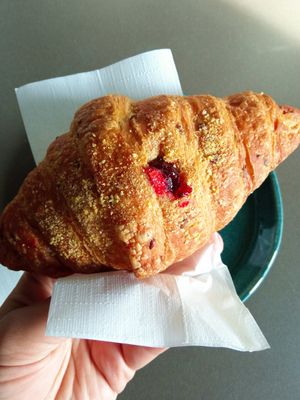 Croissant ai frutti di bosco at Pasticceria Alessia in Pescantina