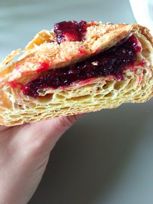 Farcitura del croissant at Pasticceria Alessia in Pescantina