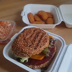 Wilhelms Vegan burger, delivery packaging at Wilhelms Burger in Berlin