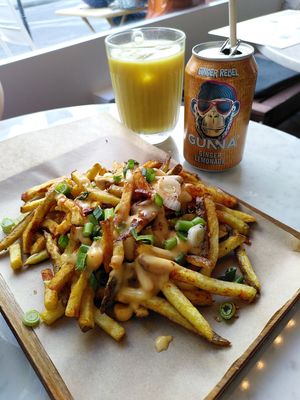 Loaded fries (vegan) at Ginsburger Vegetarian Superstar in Paris