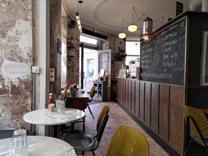 Eat-in space at Ginsburger Vegetarian Superstar in Paris