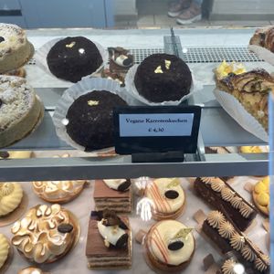  Vegan carrot cake is clearly labelled as vegan    at Pâtisserie de Pierre in Wangen Im Allgaeu