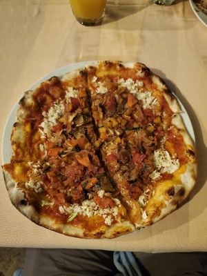 Vegan pizza at Inti Garden in Puerto Baquerizo Moreno