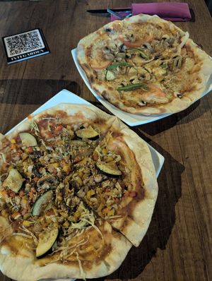 Pizza vegan (left), pizza vegetarian (right) at Inti Garden in Puerto Baquerizo Moreno