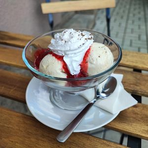 Horké maliny s vanilkovou zmrzlinou 🤌 at Bistro 269 in Vystrkov