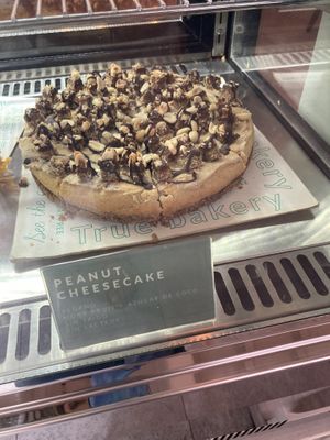 Vegan peanut cheesecake 🍰   at Sweet and Fit in Mexico City