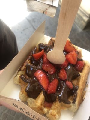 Vegan waffles with Dark chocolate sauce and strawberries  at Chez Gaston - Gaufres & Glaces in Annecy