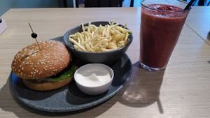 Copper Branch burger + fries + red fruit smoothie at Copper Branch in Almere