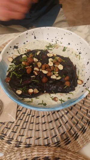 FILET AUF DER PLATTE 17,5 € Gebratener Rotkohl mit einer sanften Kokosnusscreme, verfeinert durch den Umami von Tamari und Miso at PLAT a PLAT in Mallorca