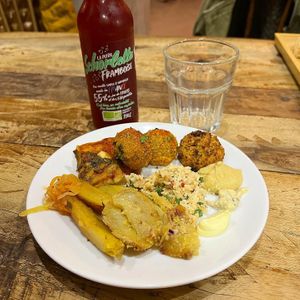 Buffet avec patates rôties, falafels arancini, pizza, salade de riz, hummus, toursain, véganaise…  at La Bouture in Strasbourg