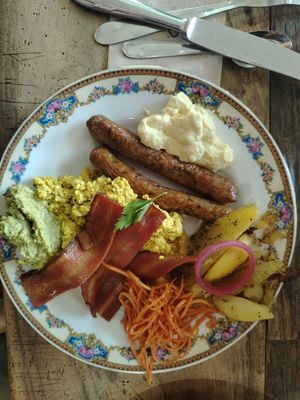 Piatto salato: salsicce veg, maionese veg, tofu strapazzato, bacon veg, patate al forno, carote julienne al sesamo e guacamole at La Bouture in Strasbourg