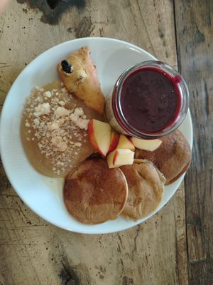 Piatto dolce: pancake con sciroppo d'acero, mela, composta di mele, scone all'uvetta e chia pudding con coulis di frutti di bosco at La Bouture in Strasbourg