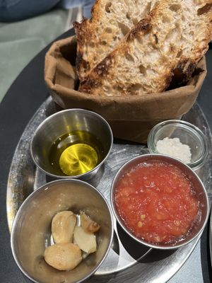 Tostada de tomate con aceite y ajos confitados  at Osom in Madrid