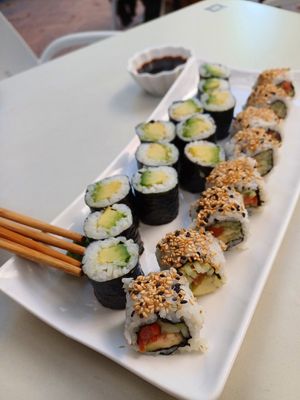 Avocado sushi en sushi met avocado, tomaat en komkommer at Zarpar in Zaragoza