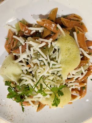 Rote Linsen Penne mit Kohlrabi und veganem Mozzarella  at Das Alois in Tux