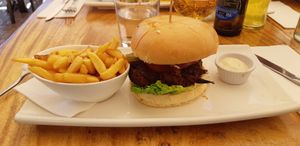 Hamburguesa vegana at La Plaza in Malaga