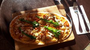 Vegan pizza with tofu, broccoli, hummus, some good sauce and more at La Plaza in Malaga