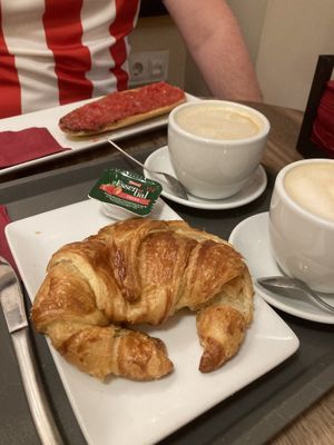 Cruasán a la plancha y tostada de tomate   at La Colegiala in Murcia