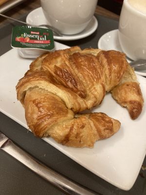 Cruasán a la planchaa y tostada  at La Colegiala in Murcia