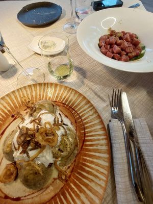 Raviolo ai cereali ripieni di Taroz con spuma di Bitto d’alpeggio e cipolla croccante (vegetariano) e
Gnocchi di patate e barbabietola, pesto di ortiche e polvere ai funghi Porc at La Pioda in Livigno