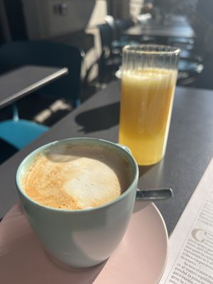 Cappuccino di soia e spremuta  at Long Song Books & Café in Milan