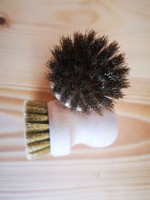 Escovilhao de latão  at Mercearia Avulso in Vila Nova De Milfontes