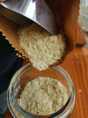 Levedura nutricional  at Mercearia Avulso in Vila Nova De Milfontes