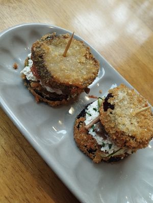 Beringela frita com tofu e cogumelos de recheio at Musume Sushi in Florianopolis