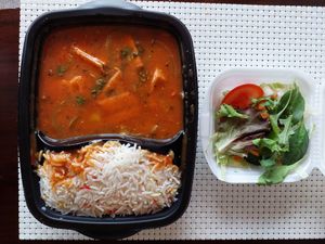 Tofu-Spezial Bio (12.50; or 11.25 if ordered to go) rice with garlic, ginger, bell pepper, tomatoes, onions in chili soy sauce at Rice & Spice in Schneverdingen