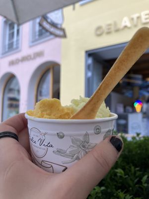 Grüner Apfel und Mango exotic im Becher  at Dolce Vita in Vaduz