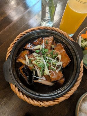 veganer Fisch mit Aubergine im Schmortopf für 2 Personen - mein persönlicher Favorit 😍😍 at Vinavegana in Vienna