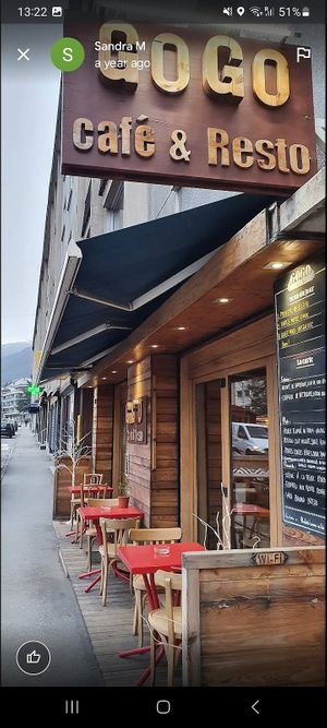 Cafe restaurante serving both vegan and non vegan options. Has one non dairy milk and 1-2 vegan cakes and 1 vegan buddah bowl as far as we could see at Gogo Cafè & Resto in Briancon