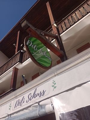 Outside sign at Déli Schuss in La Clusaz