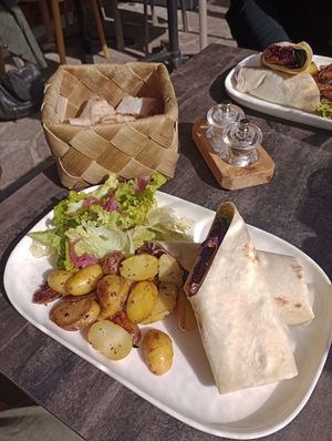 Vegan wrap and roast potatoes at Déli Schuss in La Clusaz