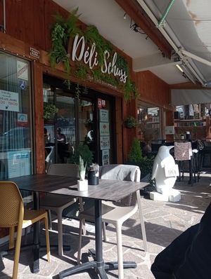 Outside seating at Déli Schuss in La Clusaz