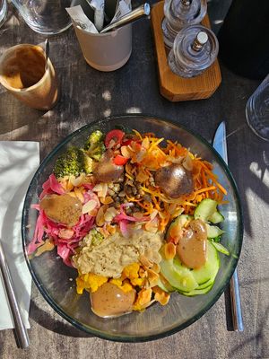 Bowl mimi, salade composée avec lentilles at Déli Schuss in La Clusaz