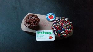 Chocolate Cupcake & Chocolate cookie from Treehouse
Grab a free button  at Treehouse Bakery in Phoenix