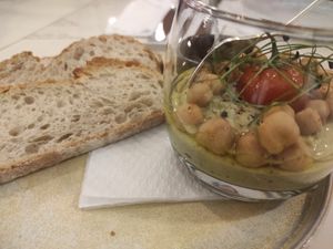 Salada de hummus at Remédio Santo - Baixa in Porto