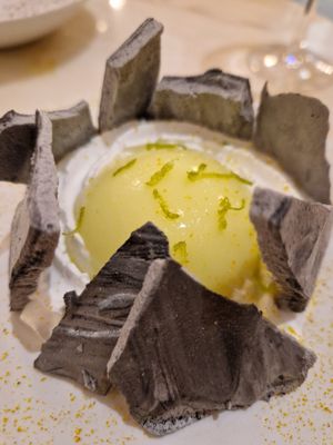 Lemon tart with meringue at Remédio Santo - Baixa in Porto